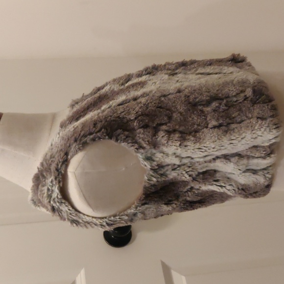 Cat & Jack Faux fur XS 4/5 gray vest - Picture 4 of 8